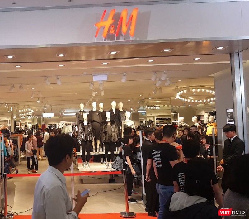 Ngàn người rồng rắn xếp hàng từ sớm để mua đồ H&M Hà Nội ảnh 12