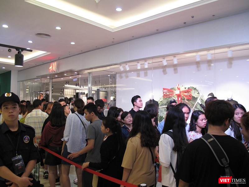 Ngàn người rồng rắn xếp hàng từ sớm để mua đồ H&M Hà Nội ảnh 14
