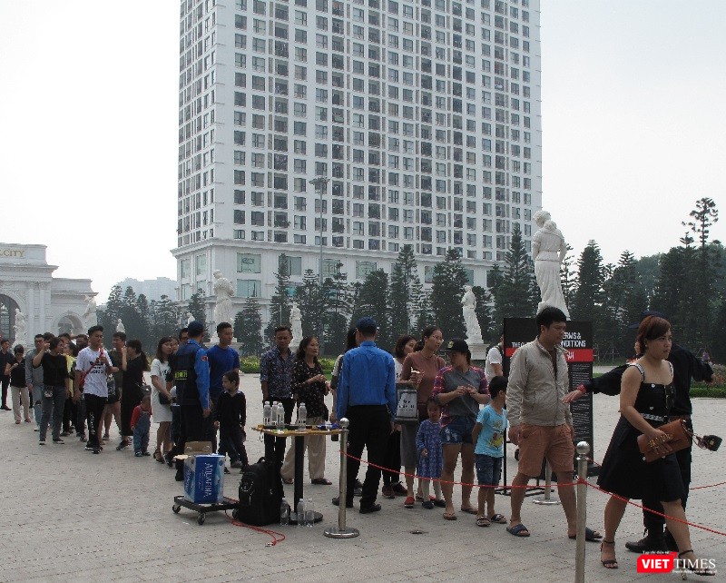 Ngàn người rồng rắn xếp hàng từ sớm để mua đồ H&M Hà Nội ảnh 2