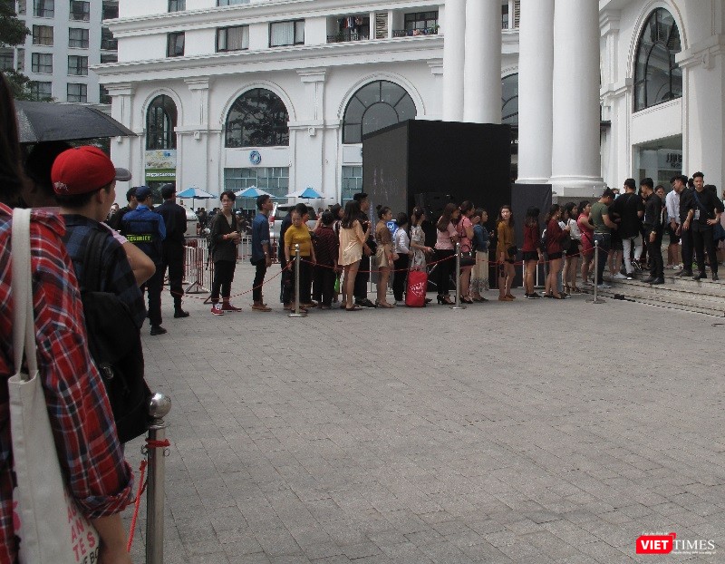 Ngàn người rồng rắn xếp hàng từ sớm để mua đồ H&M Hà Nội ảnh 4