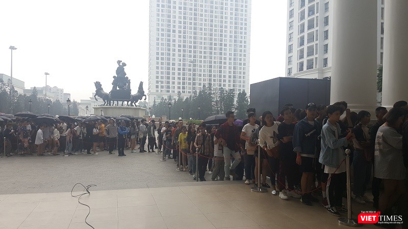 Ngàn người rồng rắn xếp hàng từ sớm để mua đồ H&M Hà Nội ảnh 5