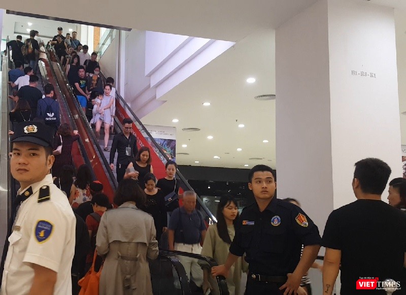 Ngàn người rồng rắn xếp hàng từ sớm để mua đồ H&M Hà Nội ảnh 7