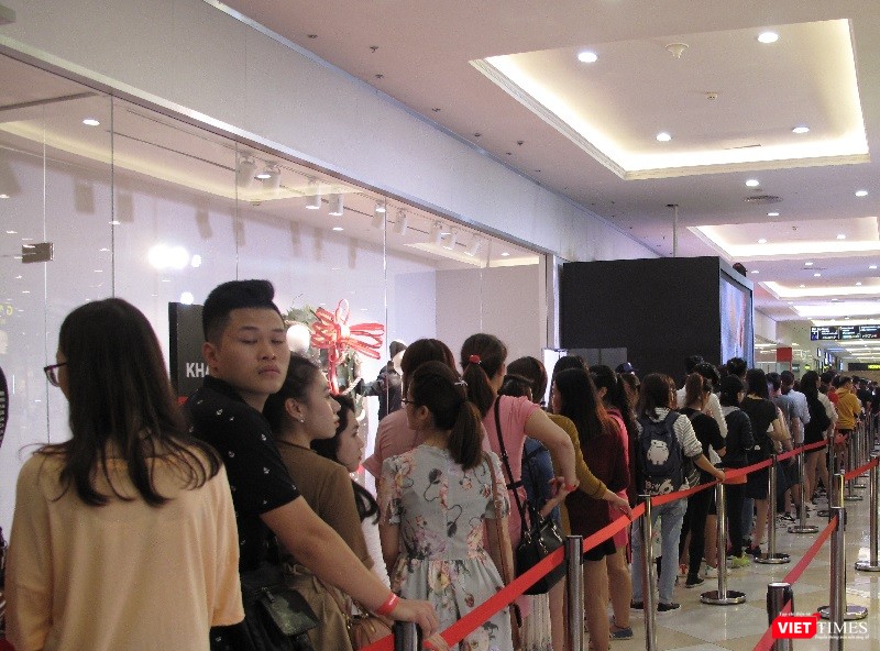Ngàn người rồng rắn xếp hàng từ sớm để mua đồ H&M Hà Nội ảnh 8