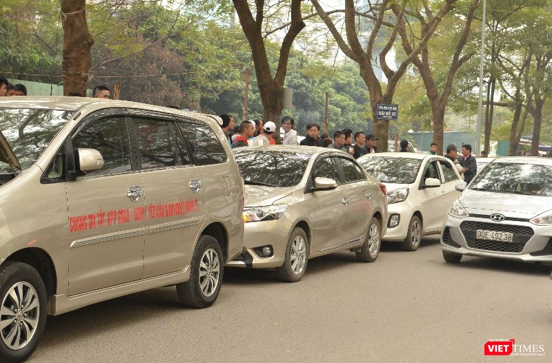 Tài xế Uber, Grab tuần hành đòi giảm chiết khấu: Vì sao nên nỗi? ảnh 1