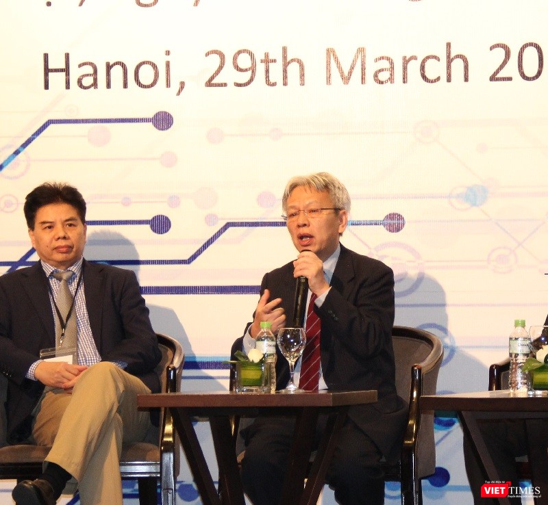 Ông Nguyễn Sỹ Dũng phát biểu tại tọa đàm