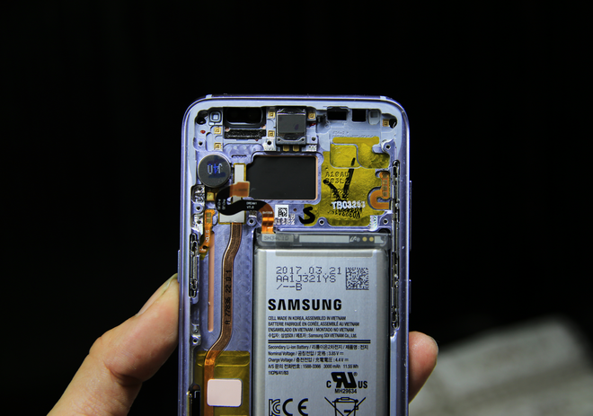 Tương tự Galaxy S7, Samsung sử dụng hệ thống tản nhiệt bằng chất lỏng cho Galaxy S8. Kết cấu bên trong máy khá khoa học, các con chip đều được bọc lớp chống điện từ EMI để bảo vệ máy.