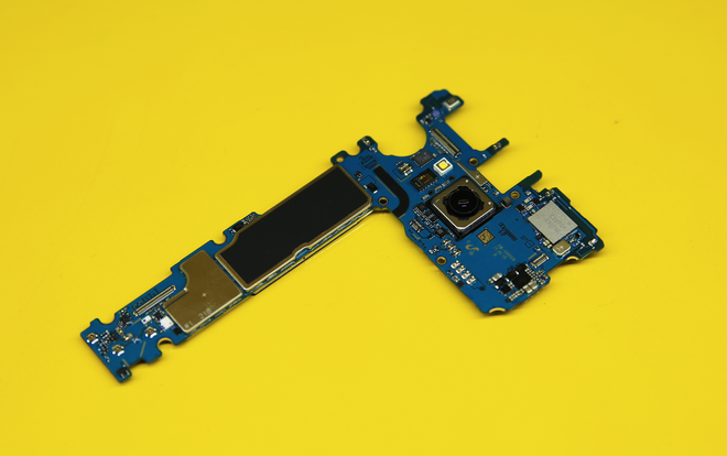 Bảng mạch bao gồm bộ nhớ 64 GB, RAM 4 GB... cùng với cụm camera sau, đèn flash và cảm biến đo nhịp tim.