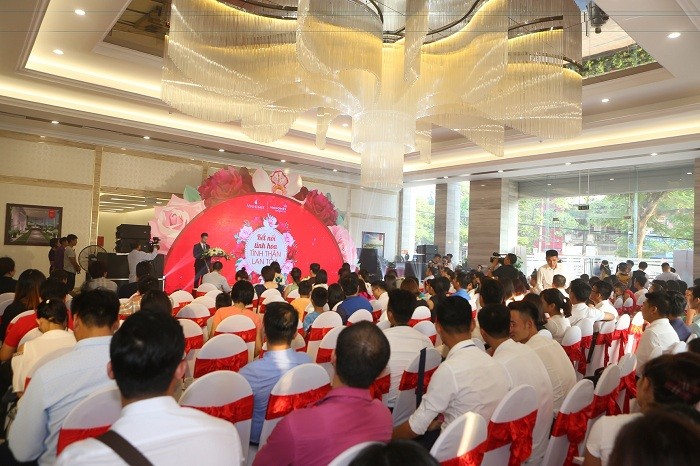 Khách hàng có mặt từ sớm và theo dõi toàn bộ chương trình, thông tin chính sách bán hàng từ Chủ đầu tư