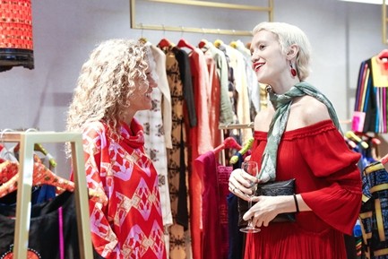 Không chỉ đặt mục tiêu phục vụ khách hàng trong nước, VFD còn kỳ vọng sẽ đưa thời trang Việt vươn tầm thế giới. Rất nhiều khách quốc tế tham gia buổi tiệc đã tỏ ra vô cùng thích thú với những thiết kế mang đậm nét văn hóa phương Đông nhưng vẫn bắt kịp xu hướng thế giới. Trong hình: NTK Laura Fontan của thương hiệu Chula đang trò chuyện cùng khách.