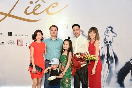 NTK Đức Hải (áo trắng) chia sẻ: “Có rất nhiều người yêu thời trang đang ở đây để chiêm ngưỡng các BST của các NTK Việt. Đó là sự ủng hộ đầu tiên của khách hàng với VFD, và chắc chắn sẽ còn nhiều sự ủng hộ tích cực nữa dành cho những thiết kế tuyệt vời đậm chất Việt thế này”.