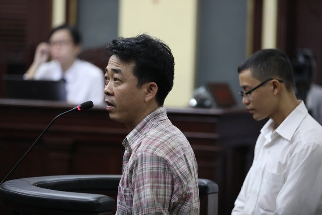 Bị cáo Nguyễn Minh Hùng trả lời thẩm vấn của Viện kiểm sát - Ảnh: HỮU KHOA