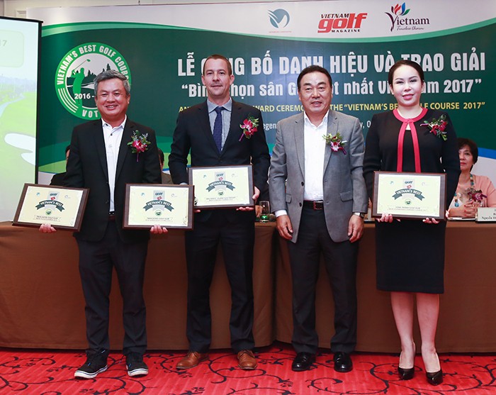 Ông Evans Mahoney (Thứhaitừtrái sang) Giámđốcvậnhànhcácsân golf phíaBắc, Tập đoàn BRG nhậngiảithưởng“Best Caddie Course 2017 – Sân gôn có Caddie Tốt nhất 2017” dành cho BRG King Island Golf Resort