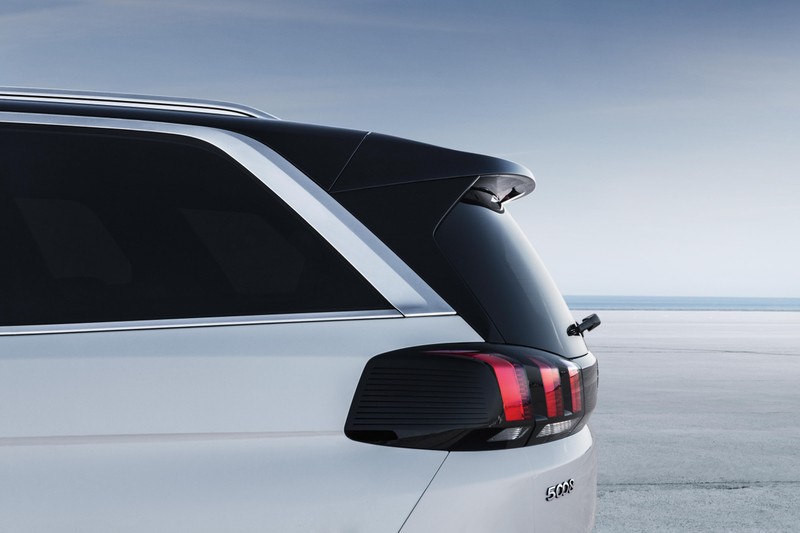 Hệ thống đèn trước lẫn đèn sau Full-Led, điều chỉnh góc tự động