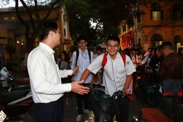 Người thầy đứng ở cổng trường và hy vọng ảnh 1