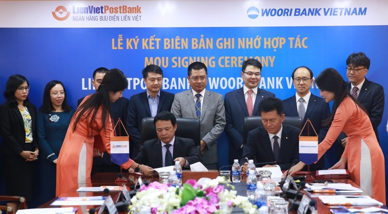 Ông Phạm Doãn Sơn, Tổng Giám đốc LienVietPost Bank và ông Ông Kim Seung Rock, TGĐ Woori Việt Nam ký biên bản ghi nhớ hợp tác.