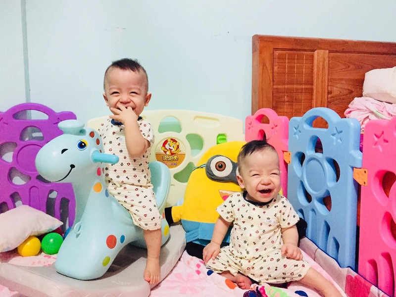 Sau 8 tháng ghép tế bào gốc chữa xơ phổi tại Vinmec, hiện tại Hoàng Thiên (trái) đã phát triển tương đương với em trai song sinh.