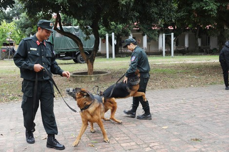 Đại úy Chức và Tôm giải lao sau những giờ luyện tập căng thẳng.