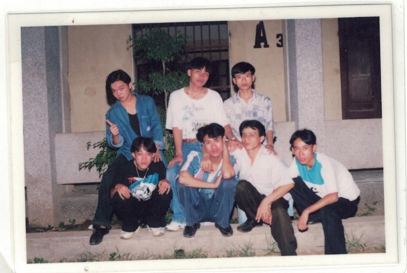 Được gia đình chiều chuộng, bạn bè mến mộ, nhưng chỉ vì lỡ bước, cuộc đời Lê Anh Tuấn lại rẽ sang một hướng khác... Được gia đình chiều chuộng, bạn bè mến mộ, nhưng chỉ vì lỡ bước, cuộc đời Lê Anh Tuấn lại rẽ sang một hướng khác...