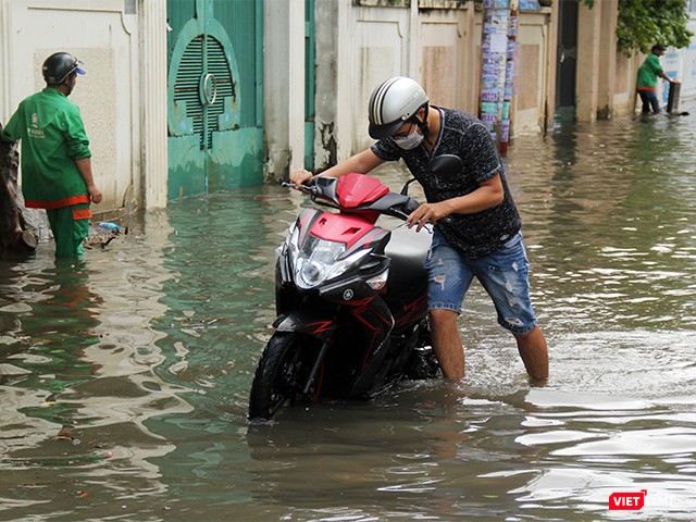 Hình ảnh những con hẻm bị ngập sâu đã trở thành quen thuộc...