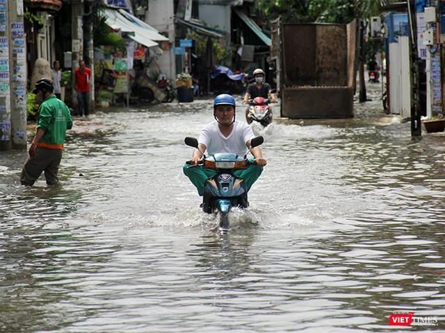 Xe không chạy được nữa thì… dắt bộ đi qua.