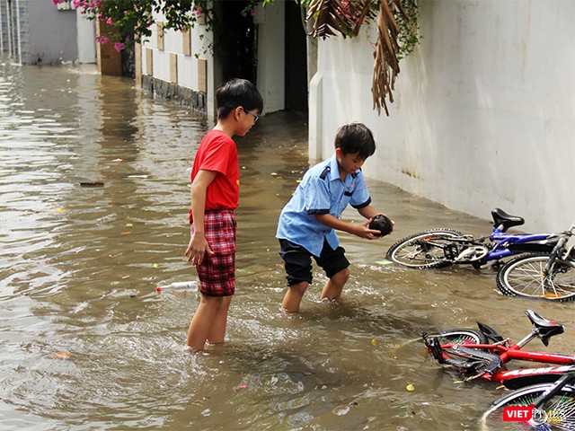 Nước ngập lại trở thành sân bóng ném cho các học sinh được nghỉ học