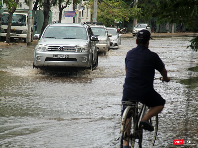 Q.2 là một trong những quận mưa trắng trời trắng đất suốt từ trưa cho đến nửa đêm ngày 25.11, hiện nhiều nơi nước vẫn chưa rút hết