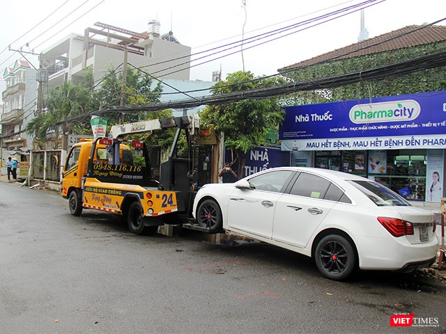Rất nhiều xe ô tô nằm đường và chủ xe phải may mắn lắm mới gọi được cứu hộ kéo xe đi từ sáng sớm như trong ảnh.