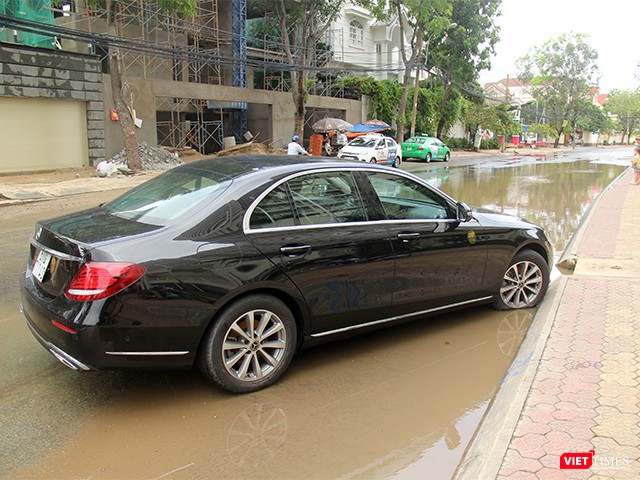 Một chiếc xe hạng sang nằm ngất trên đường Nguyễn Văn Hưởng ở khu Thảo Điền, Q.2. Chủ xe tên Khoa nói rằng xe anh 9h đêm qua về tới đoạn này thì ngập hẳn, đến 11h ngày 26.11 đang gọi cứu hộ vẫn chưa được. Các gara cũng thông báo rằng các xe cứu hộ hiện tại chạy không kịp tắt máy
