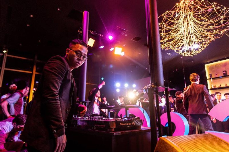 Phù thủy âm nhạc Hoàng Touliver chủ trì âm nhạc cho toàn bữa tiệc thượng lưu trên cao.