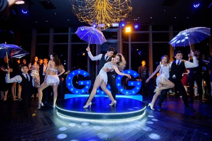 Không gian sang trọng tinh tế, những tiết mục biểu diễn sôi động, được dàn dựng đầy màu sắc đã để lại nhiều ấn tượng khó quên trong lòng các khách mời. 