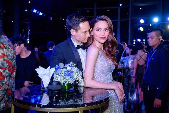   Trong khi đó, cặp đôi vàng Hà Hồ và Kim Lý gần như không rời bước khỏi nhau suốt dạ tiệc