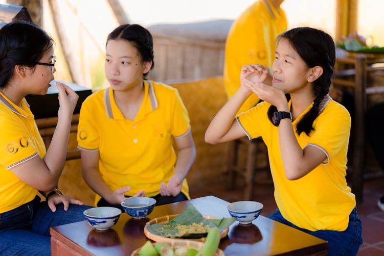 “Em đã xem nhiều bộ phim về Việt Nam, đồng lúa luôn hiện lên với hình ảnh rất đẹp. Nhưng trực tiếp gặt lúa, thấy xót ở tay và bóc lấy hạt gạo trắng bên trong như thế này là điều em chưa từng làm bao giờ mặc dù Thái Lan cũng có rất nhiều ruộng lúa.” – Thành viên đoàn thiếu nhi Thái Lan hào hứng chia sẻ.