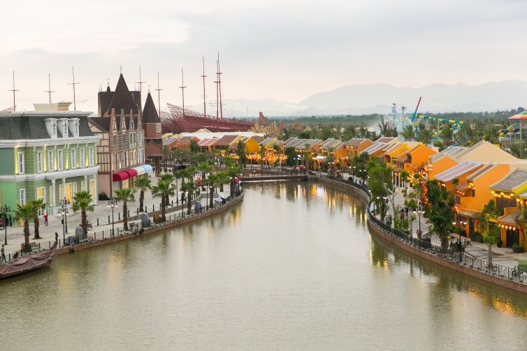 Bước qua cánh cổng đình làng xưa, khu Làng truyền thống phục hiện những nghề thuần Việt công phu và trực quan khiến các đại biểu nhí liên tục “wow”! Nhà dệt đưa chân các bạn nhỏ Philippines lạc từ những nong tằm chăm chỉ đang miệt mài nhả tơ vàng óng đến khung cửi lách cách sợi đay.