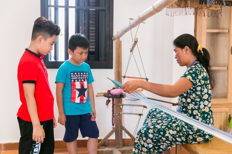 “Em từng đọc về nghề dệt của các dân tộc tại Việt Nam có nhiều điểm khác biệt. Nhưng phải đến đây em mới hiểu rõ sự khác biệt của từng cách dệt vải khác nhau. Những con tằm nhỏ bé mới nhìn có vẻ đáng sợ nhưng lại làm thành những sợi vải thật mềm mại”.