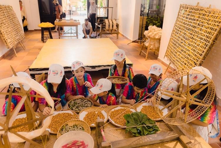 Phía đối diện, nhà làm giấy dó, làm gốm… đặc biệt thu hút thiếu nhi quốc tế khi chính tay các bạn được tham gia làm ra những thành phẩm riêng biệt bằng sự khéo léo của mình.