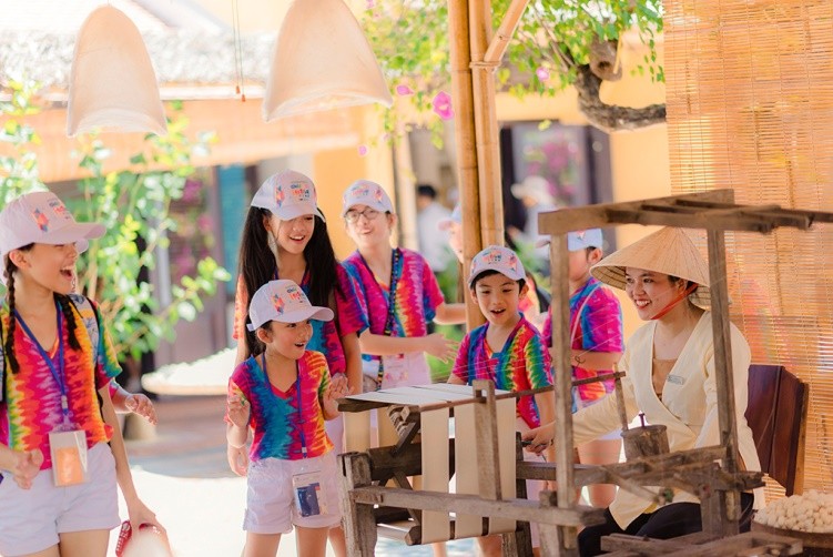 Trong khi đó, các học sinh Trung Quốc vỗ tay không ngớt khi chứng kiến từ đầu đến cuối công đoạn cầu kì của nghệ nhân làm tranh Đông Hồ.