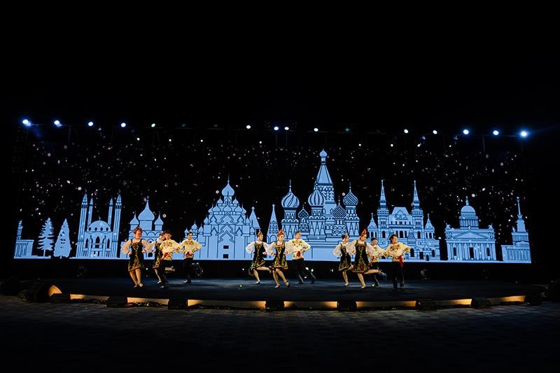 Với lần đầu tiên tham dự Liên hoan thiếu nhi Quốc tế, những em nhỏ xứ sở Bạch Dương mang tới những vũ điệu thể hiện rõ hơi thở của văn hóa phương Tây, nhịp điệu sôi động, dồn dập, khiến không khí trở nên tươi vui.