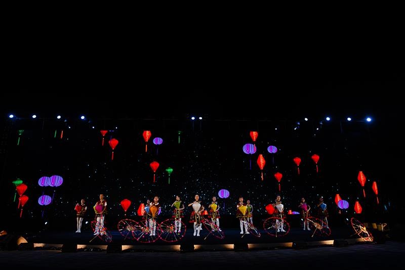 Được mong chờ nhất chắc chắn là đại diện cho nước chủ nhà -Việt Nam. Các em đến từ hệ thống giáo dục Vinschool kể câu chuyện về nền văn hóa đặc sắc và đa dạng trải dài từ Bắc tới Nam, từ điệu múa rực rỡ của vùng đất Tây Bắc tới vũ điệu rộn ràng Tây Nguyên.