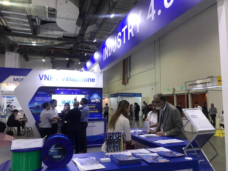 Gian hàng VNPT thu hút sự quan tâm của khách thăm quan tại triển lãm.