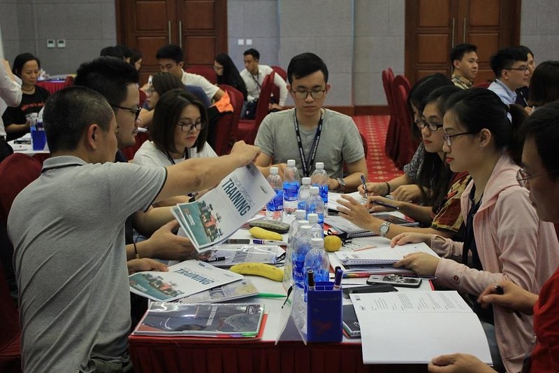 Nhóm cán bộ điều hành cao cấp sẽ được tham gia khóa đào tạo sẽ có cơ hội tham gia 4 khóa đào tạo trong nước và 2 khóa đào tạo thực tế tại các chặng đua F1 Singapore và Australia Nhóm cán bộ điều hành cao cấp sẽ được tham gia khóa đào tạo sẽ có cơ hội tham gia 4 khóa đào tạo trong nước và 2 khóa đào tạo thực tế tại các chặng đua F1 Singapore và Australia