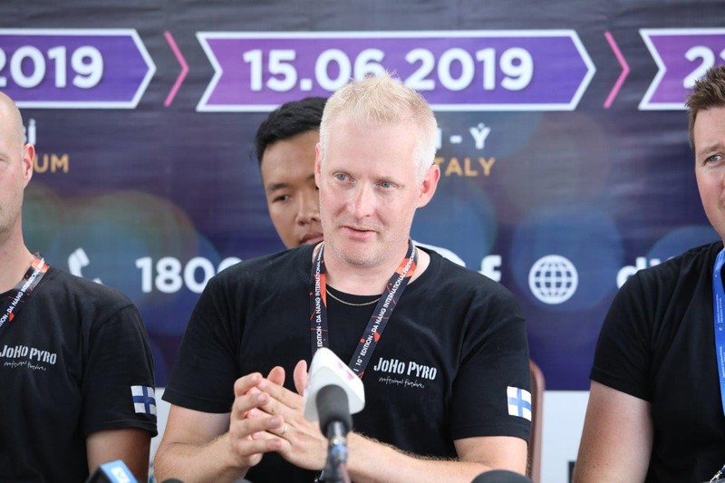 Ông Johan Holländer – đội trưởng đội pháo hoa JoHo Pyro Professional Fireworks AB – Phần Lan