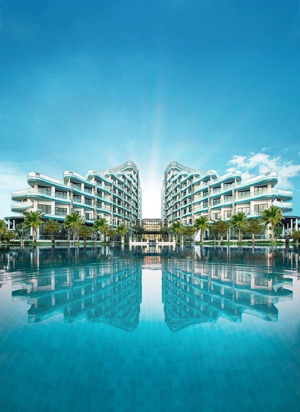 Tuyệt tác kiến trúc tinh tế với bể bơi và khoảng sân vườn xanh mát