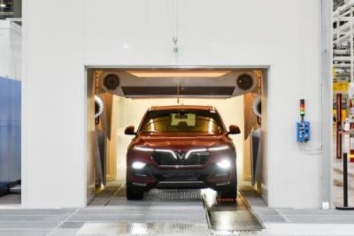 Tiếp theo, khách được ngồi lên xe của mình để trực tiếp tham gia quá trình kiểm tra trực tiếp tại phòng test động DVT 