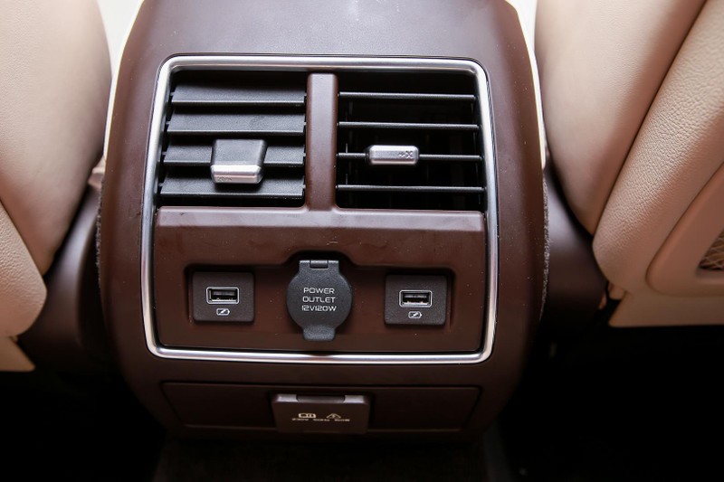 Lux A2.0 còn có nhiều tiện ích khác cho người dùng như nhiều vị trí cắm USB, sạc điện không giây hay nhiều đầu sạc khác. Hàng ghế phía sau tích hợp cửa gió điều hòa riêng có thể tự điều chỉnh. 