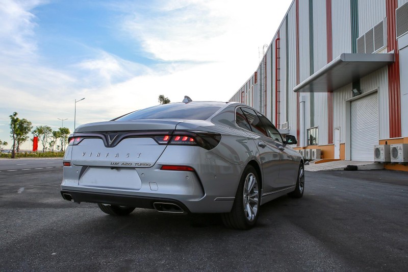 So với bản concept từng trưng bày tại Hà Nội hồi tháng 11 năm ngoái, ngoại thất của VinFast Lux A2.0 không thay đổi quá nhiều.