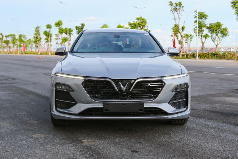 Đầu xe nổi bật với logo chữ V cách điệu ở mặt ca-lăng nối liền với hai đèn LED chạy ban ngày. Trong khi đó, đèn chiếu sáng đẩy xuống phía trên hốc gió. Đây là phong cách thiết kế đang được ưa chuộng và xuất hiện nhiều trên các mẫu xe mới ra mắt. Phiên bản thương mại Lux A2.0 sử dụng đèn LED toàn bộ ở phía trước