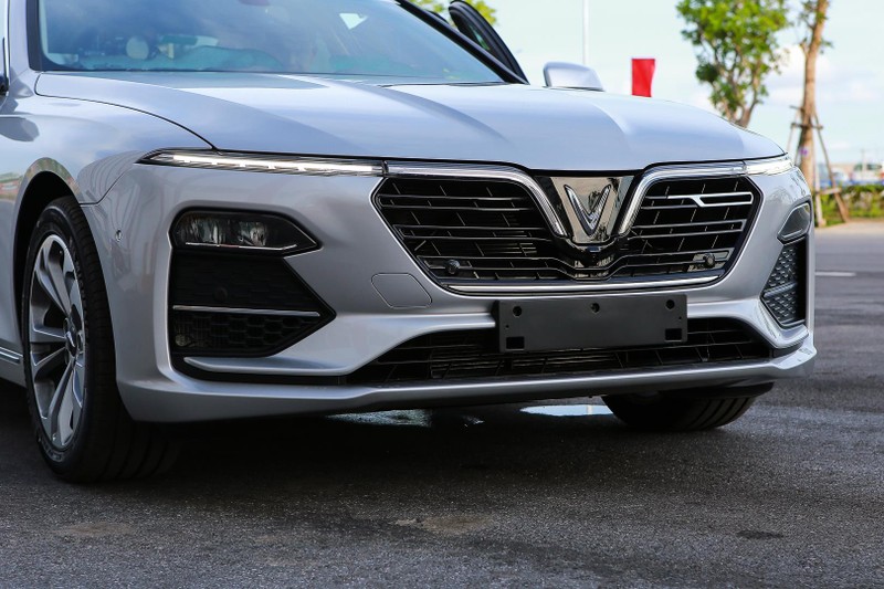 Ngay phía dưới logo hình chữ V, VinFast Lux A2.0 được trang bị camera hỗ trợ quan sát 360 độ. Ngoài ra, còn có nhiều cảm biến va chạm ở phía đầu xe. Những đường nét thiết kế phần đầu toát lên nét cá tính và sang trọng