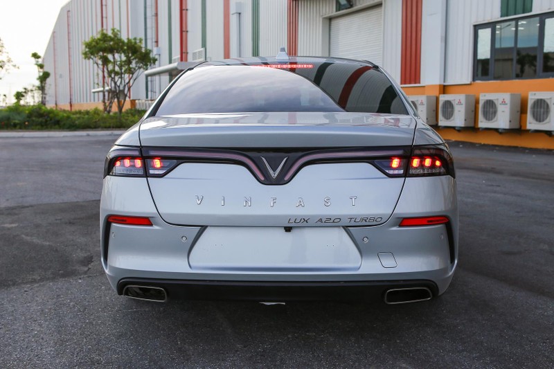 Trong khi đó, đuôi xe lại thiết kế theo phong cách thể thao với khe gió, đường ra ống xả đối xứng. Dải đèn hậu LED tạo hình cánh chim bắt mắt. Phía đuôi xe cũng được trang bị nhiều cảm biến và camera lùi.