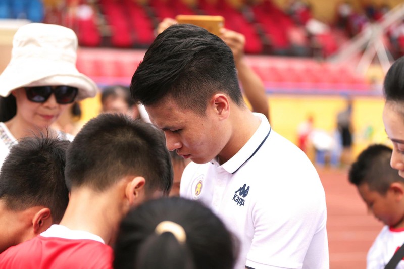 Quang Hải sẽ truyền cảm hứng đến các em học sinh.