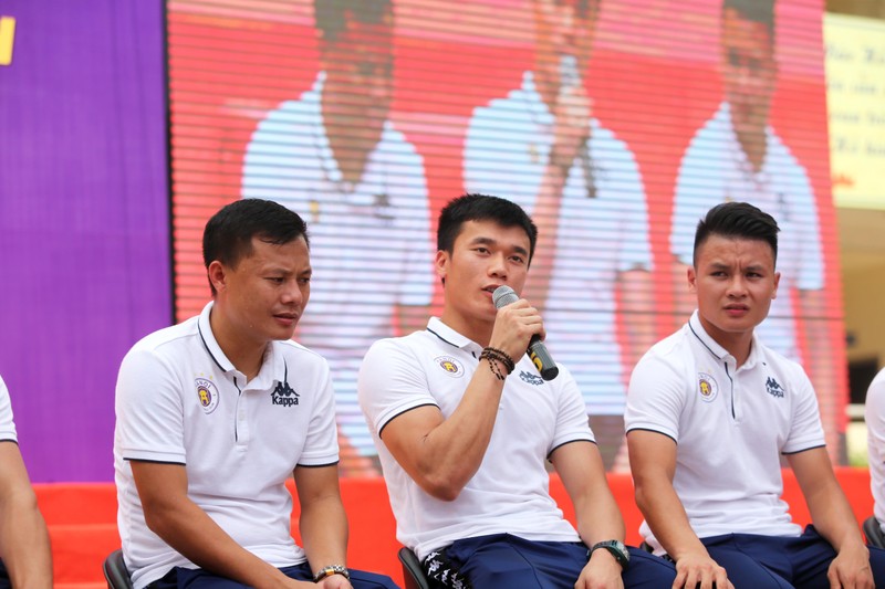 Bùi Tiến Dũng đã nhiều lần định bỏ dở giấc mơ do những khó khăn của cuộc sống, nhiều đêm khóc một mình vì hoang mang khi theo đuổi con đường mình muốn Bùi Tiến Dũng đã nhiều lần định bỏ dở giấc mơ do những khó khăn của cuộc sống, nhiều đêm khóc một mình vì hoang mang khi theo đuổi con đường mình muốn